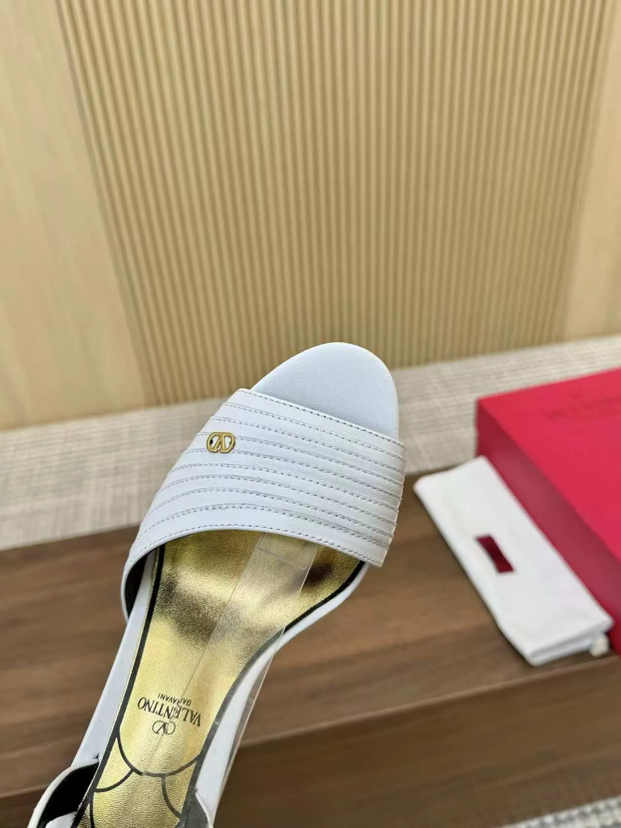 👟👟Ex-factory price 440👟👟 Genuine leather sole +40 Top version 𝑉𝐴𝐿𝐸𝑁𝑇𝐼𝑁𝑂 Valentino new spring and summer women's sandals worth buying ★Absolutely high-grade ❥Original method Absolute sensibility ❥Elegant style Create a different feeling Simple temperament style!  Code number: 35-41 (34-42 customized) Fabric: Imported sheepskin Lining: Lined sheepskin Heel height: 8 cm Leather outsole Rubber outsole